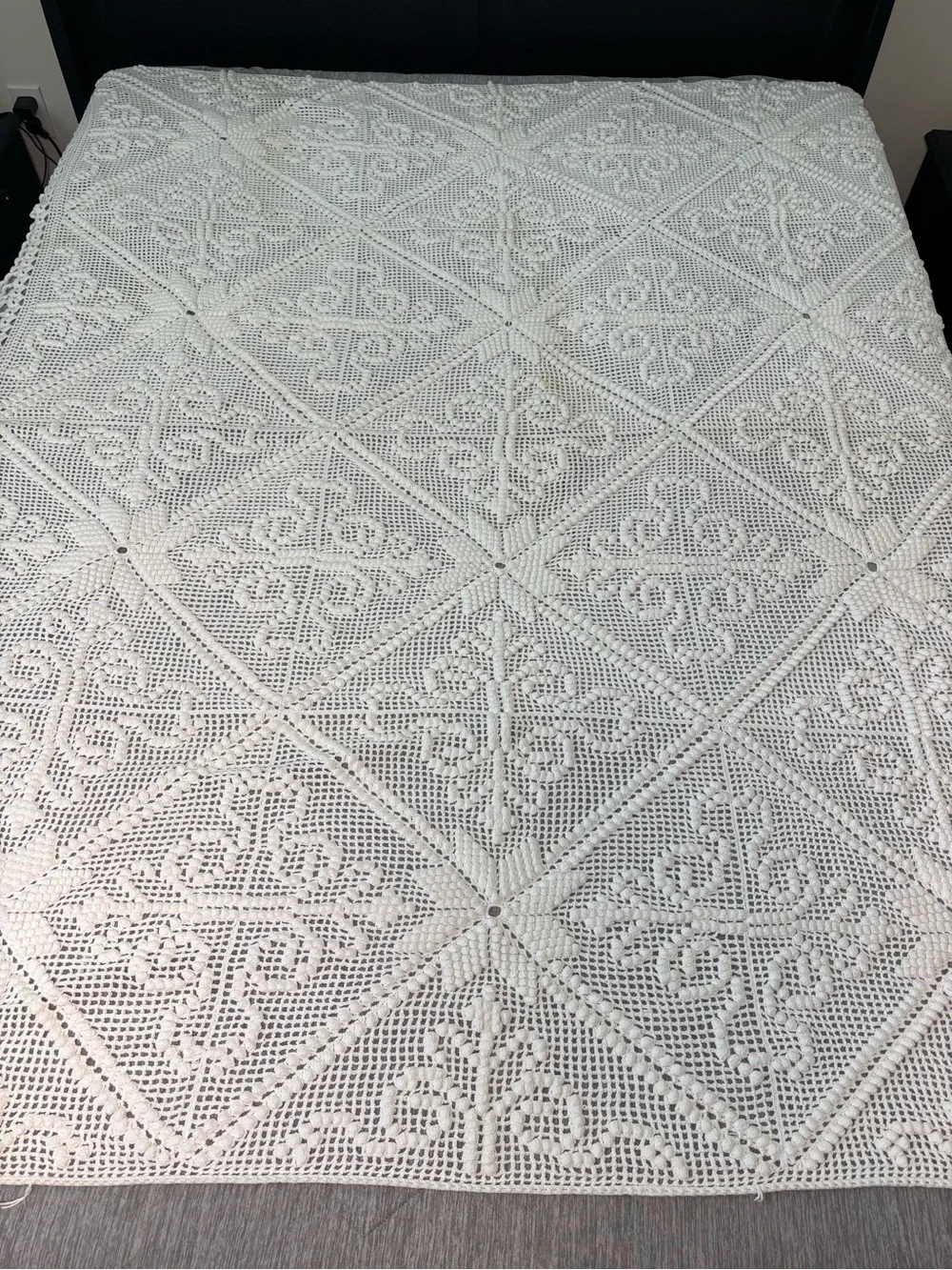 Vintage Handmade Crochet Lace Bedspread Coverlet Floral Fringe Cream 60x62 Read